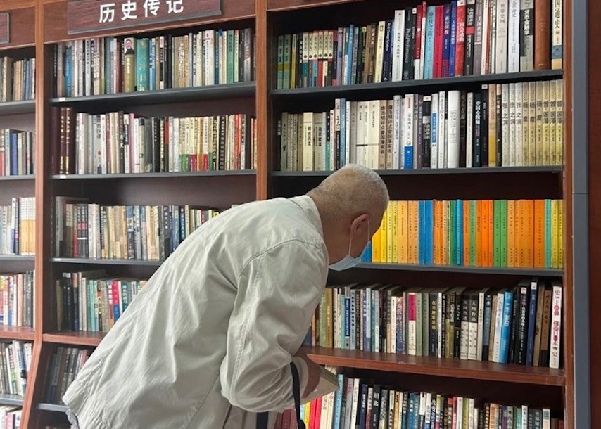 陈列万册旧书 上海旧书店回归