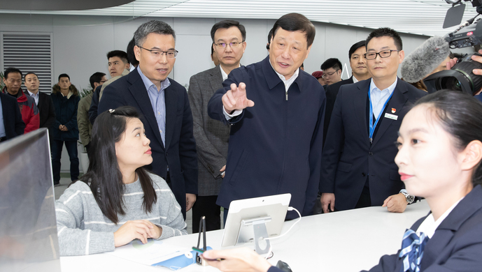 2018年12月27日，应勇市长来到徐汇区行政服务中心，现场察看“一网通办”推进情况。