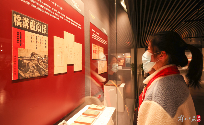 上海文艺抗战文物史料展开幕 首次展出抗战歌曲黑胶唱片