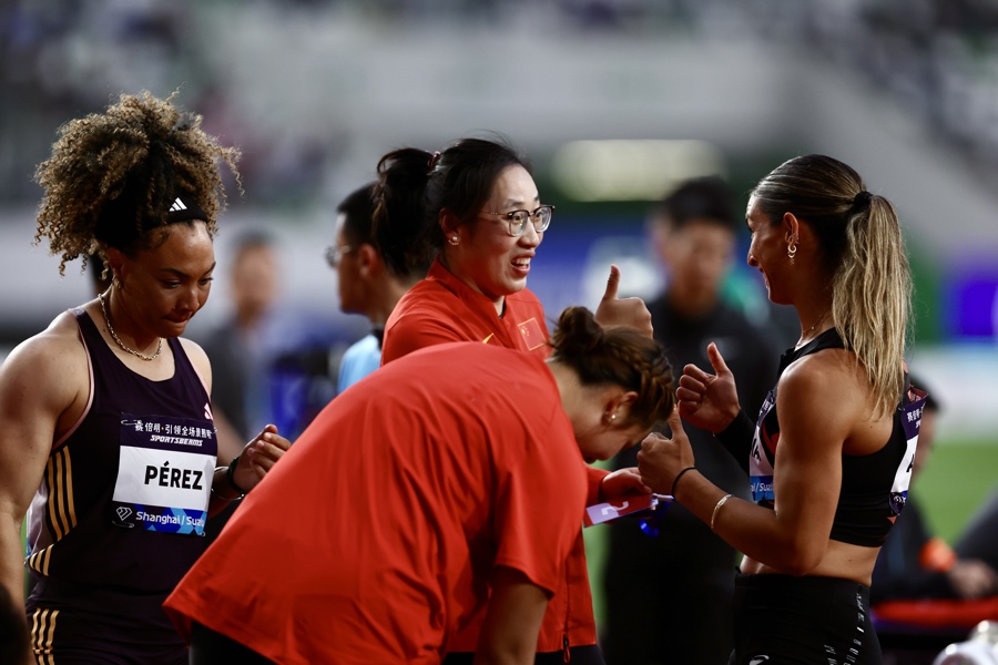 中国队选手冯彬（左二）和美国队选手瓦拉丽·奥尔曼（右一）在女子铁饼比赛后交流。.jpeg