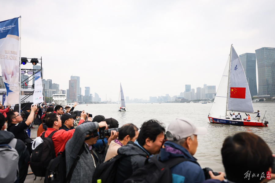 昨天，2024上海帆船公开赛举办，黄浦江美景映衬点点帆影。.jpeg