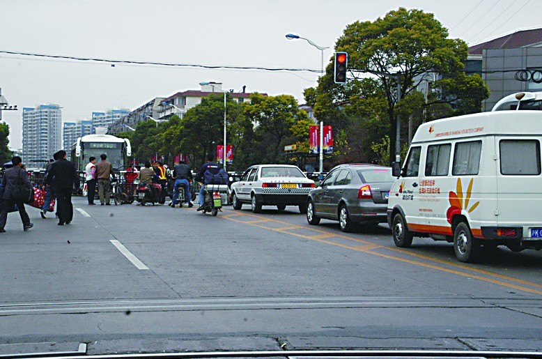 铁路道口频繁关档准时回家要靠运气 高境地区