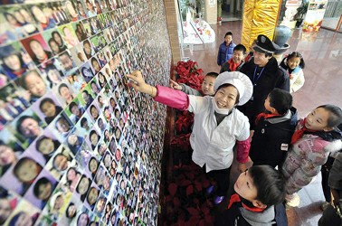 上海市实验学校东校新增崭新笑脸墙