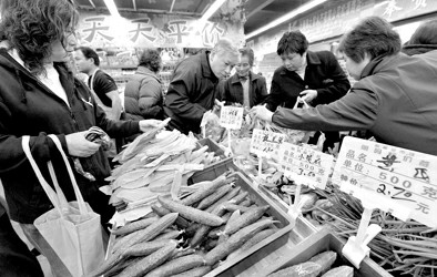 国有老菜场摊位免租金 杨浦区首家平价蔬菜超