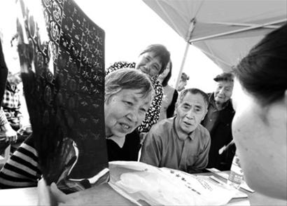 嘉定区卫生局举行 医学专家、合理用药进社区