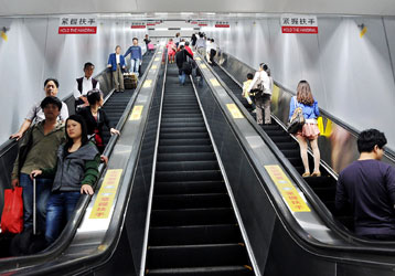 3、8号线虹口足球场站实现室内换乘 站台到站