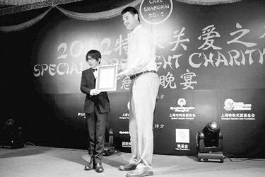 特殊关爱晚宴拍卖学童作品