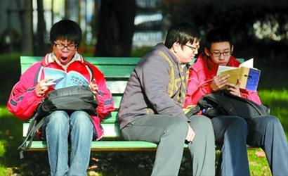 上海开放大学国顺路考点的考生正在候考