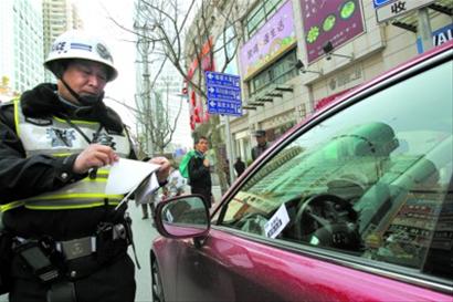 虹口交警在四川北路东宝兴路口，对违法停车的车辆进行整治