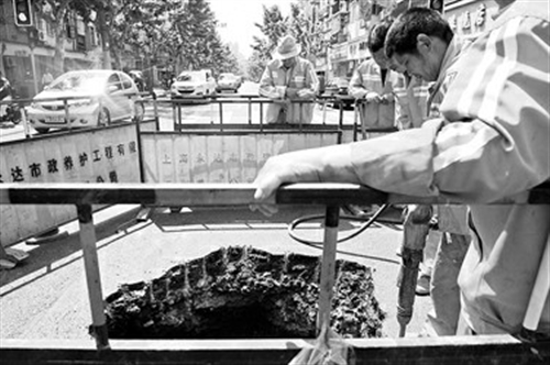 遵义路玉屏南路路口下方水泥管老化路面塌陷