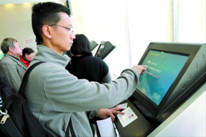 上海在全国率先推出刷身份证协助办理出入境证