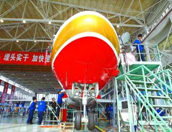 首架交付成都航空公司的ARJ21新支线飞机105架机已涂装完成
