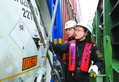 在成千上万个集装<em>箱中</em>排爆 上海港有个80后
