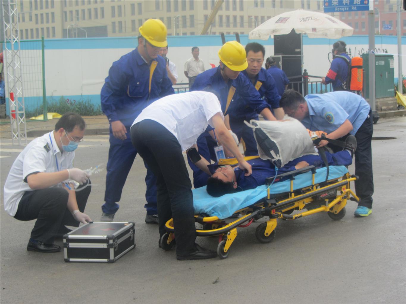 浦东新区举行受限空间应急救援演练