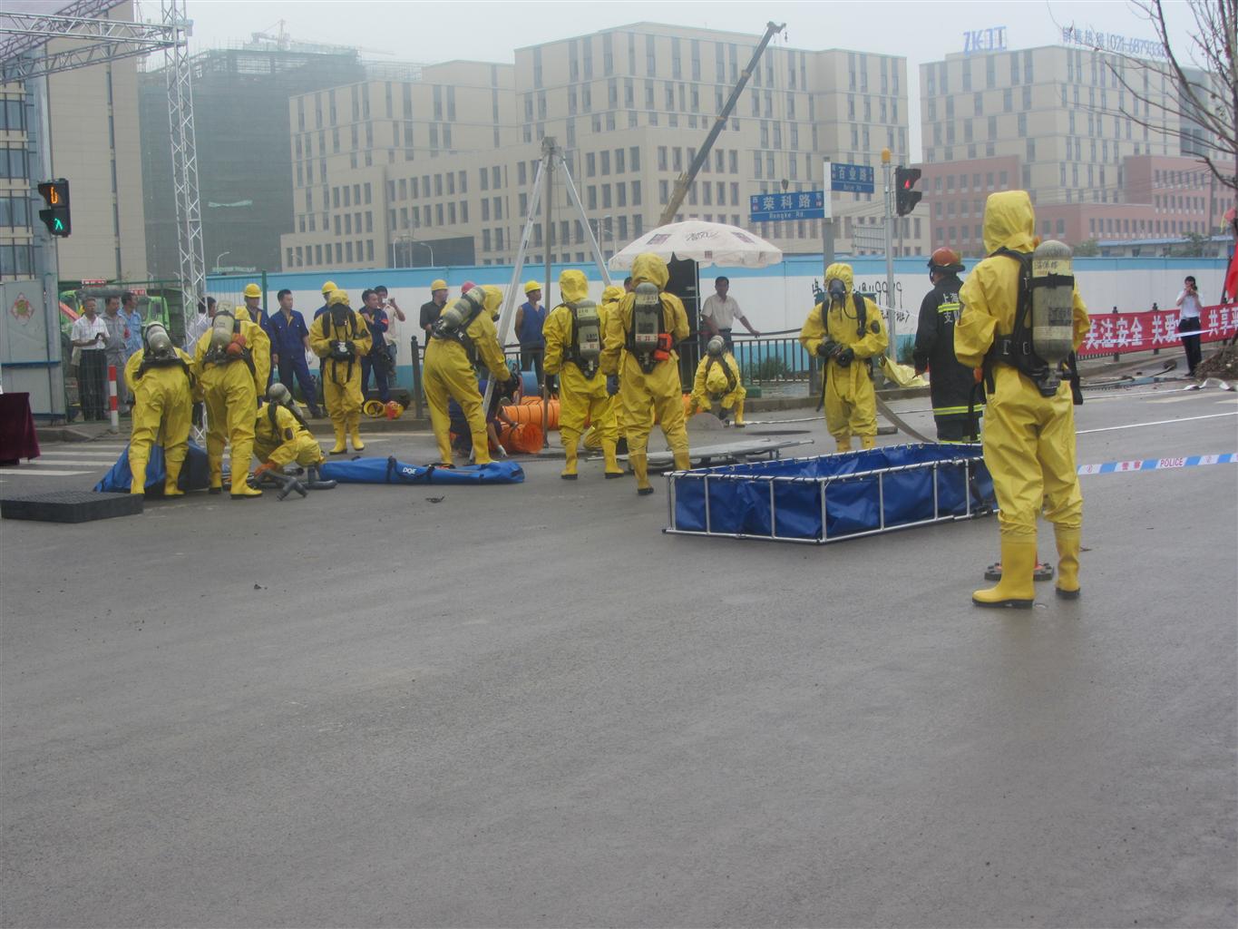 浦东新区举行受限空间应急救援演练