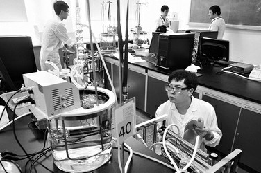 第八届上海大学生化学实验竞赛举行