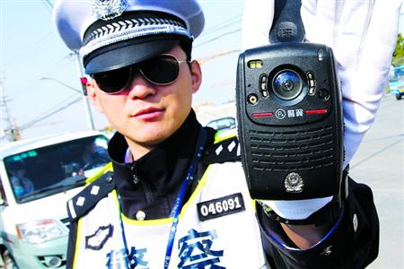 上海部分交警开始使用新型可视化执法记录仪