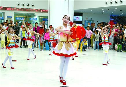 上海小荧星艺术团与儿童医院患儿共庆六一