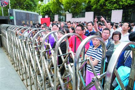 年年送考父母心而今眉头次第开 2015年上海高