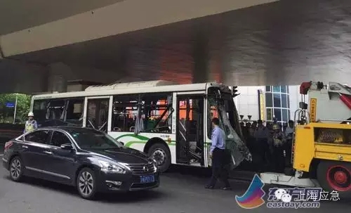 44路公交车撞击高架桥墩已致2死20伤