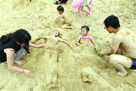 市民和游客在三甲港海滨乐园快乐玩沙