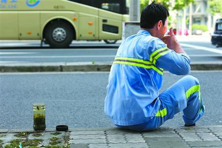 申城环卫工人烈日炎炎坚守岗位