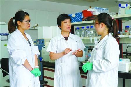 每个学生都是含苞待放的玫瑰 记上海交大医学院海归博导黄雷