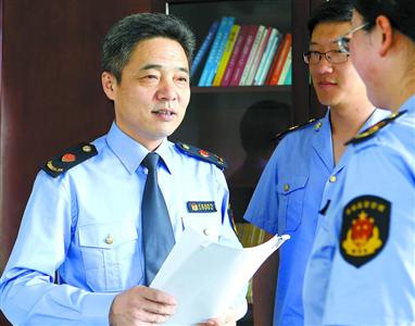 事事带头正人先正己--记青浦区市场监督管理局局长何强