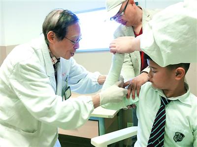 骨科技师丁志祥自创丁氏蛙跳正骨法为患者减