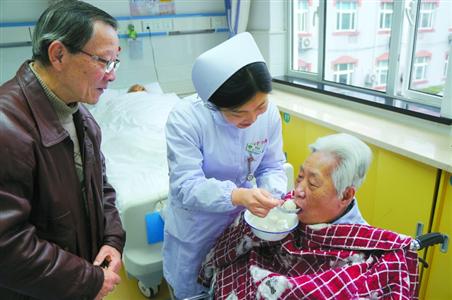 沪东老年护理院90后上海小囡把欢声笑语带进