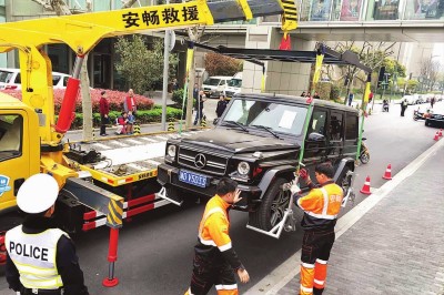 上海试点巡警贴条开罚单 有效突破交警警力局