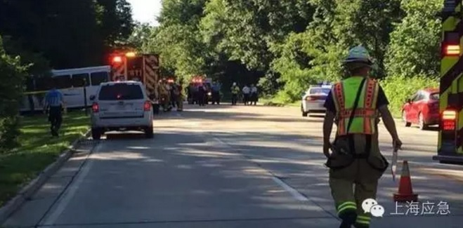 上海一旅行团乘大巴在美国华盛顿遇车祸