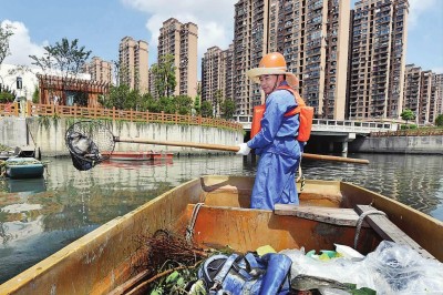 市政和水务管理中心烈日下进行河道日常保洁工