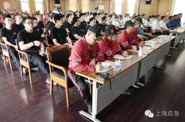 本市举行首次社会化地震救援集训