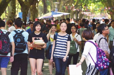 复旦大学迎来2016级本科新生 助学金覆盖家庭