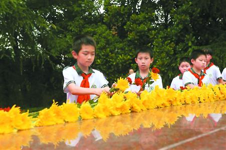 英雄精神指引我们前行 上海各区街镇举行烈士