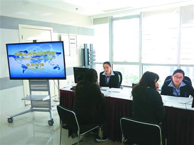 上海颁发首张外国人工作许可证 明年4月1日起