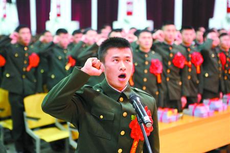 上海警备区某特警团举行向军旗告别仪式