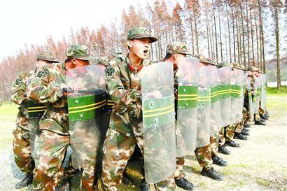 95后武警新兵全副武装迎毕业大考