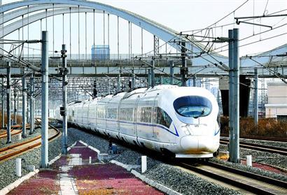 一列开往上海虹桥的高铁列车驶入天津站