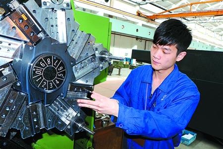 上海航天数控车工周清:人才新政改变人生 蓝领