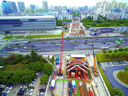 田林路下穿中环线地道新建工程开始首节钢管幕