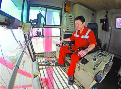 用奋斗成就新时期上海产业工人的光荣与梦想