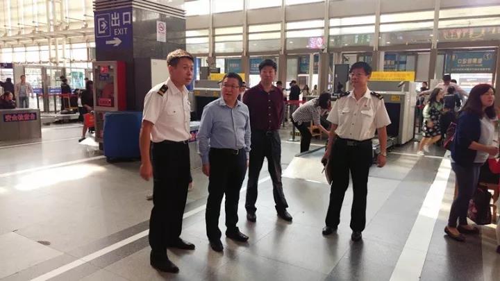 市应急办赴机场、车站等地检查节日期间值班值守工作