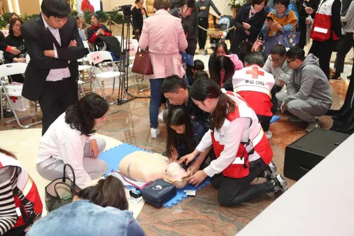 市红十字会举办应急救护培训公众体验日活动