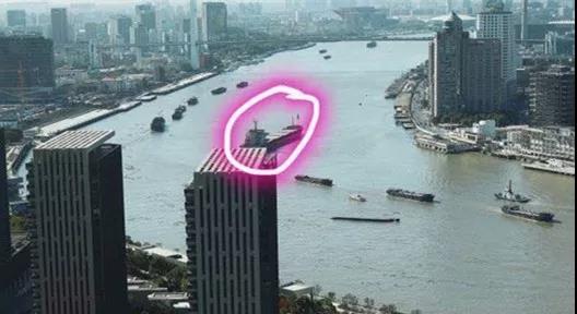 黄浦区董家渡江面一船翻扣 2人被救起1人失踪