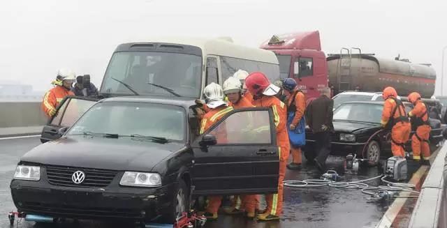 本市举行“高速公路重大交通事故处置综合演练”
