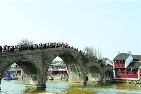 春节期间，各景点人头攒动