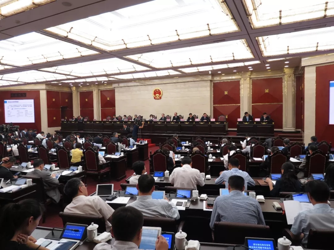 市人大常委会第六次会议全体会议听取了关于《