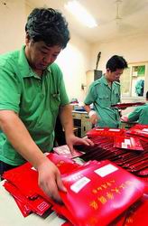 上海地区第一批本科院校录取通知书发放